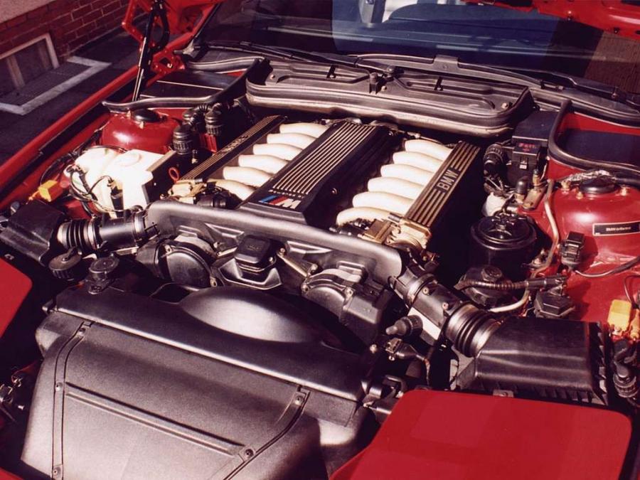 Моторный отсек BMW 850 CSi (E31) 1992 года  (фото 3 из 31)